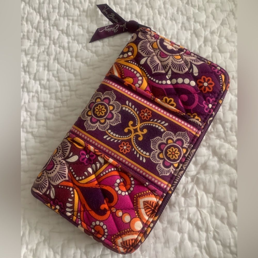 Vera Bradley clutch. Like New. Pristine Condition! Never before been used.